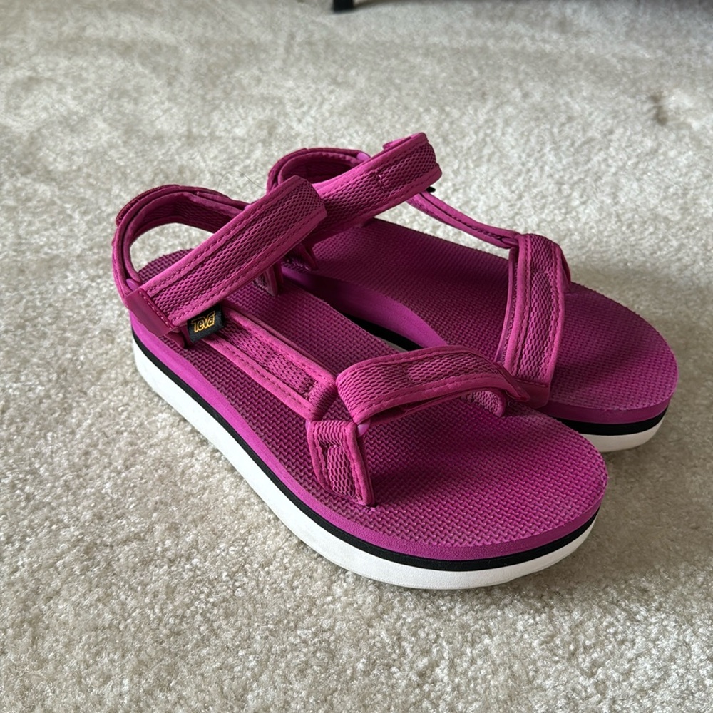 TEVA fuchsia flatform sandals size 8